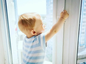 Открытое окно — угроза для ребенка. О важности домашней безопасности для детей.